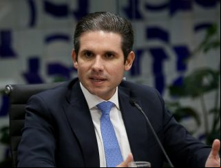 Cobrado pelo PL, Hugo Motta muda de ideia e diz que perda de mandato de Zambelli será decidida pelo plenário da Câmara
