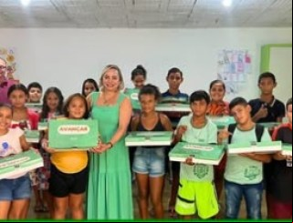 Mais um o na valorização da educação: Prefeitura de Mulungu entrega kits de preparação para a prova SAEB