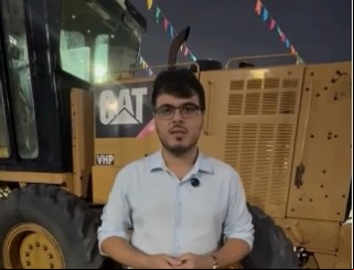 Presidente da Câmara de Pilõezinhos, Neto Mendes, celebra chegada da equipe que iniciará obras de asfaltamento em mais de 10 ruas