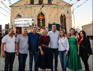 Prefeita Daniela Ribeiro participa da Procissão de Santo Antônio e recepciona autoridades em Mulungu