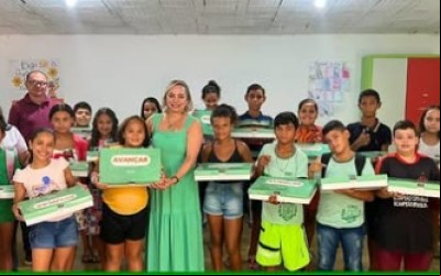 Mais um o na valorização da educação: Prefeitura de Mulungu entrega kits de preparação para a prova SAEB