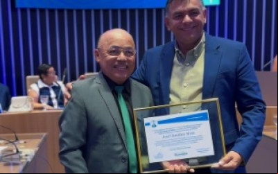 Vereador Vando do Mutirão presta homenagem ao empresário Deda Claudino na Câmara de Guarabira